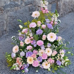 PRISVÄRT, MILJÖVÄNLIGT OCH MER BLOMMOR FÖR PENGARNA ! Floristen binder en vacker stående dekoration, du väljer pris, vi väljer passande färger av de blommor vi har hemma.