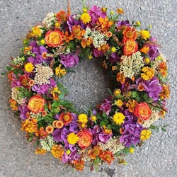 KRANS, PRISVÄRT, MILJÖVÄNLIGT OCH MER BLOMMOR FÖR PENGARNA ! Du väljer pris, vi binder en krans med de blommorna som vi har hemma.