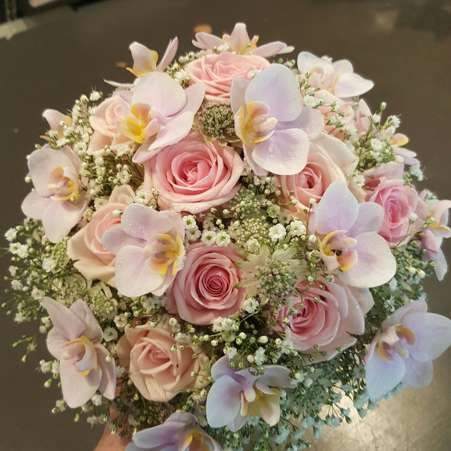 Drömmig brudbukett med Brudslöja rosa Rosor och småblommig Brudorkide. (Bilden 2500:-)