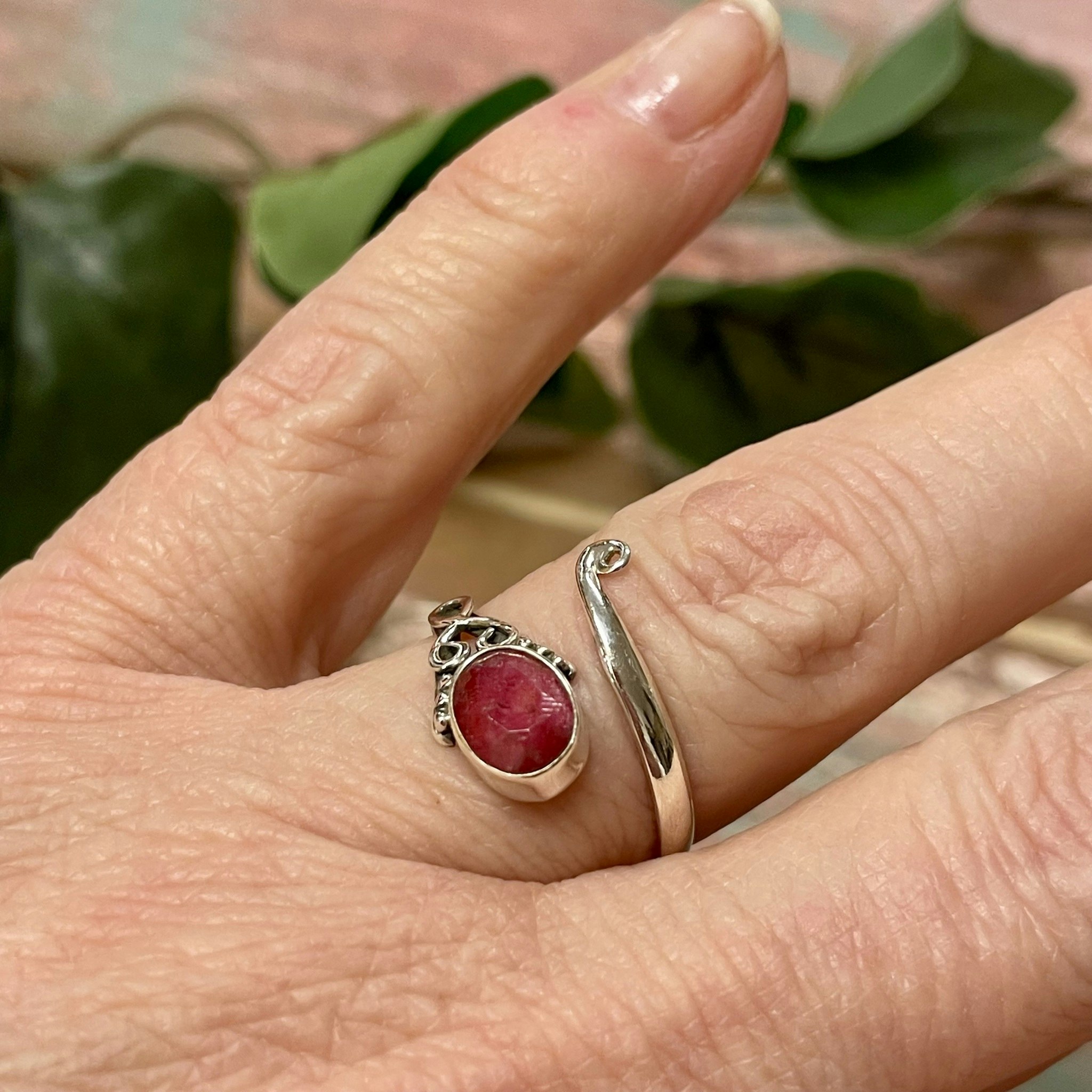 Rubin facetterad ring silver 925 (ställbar)