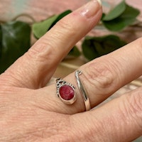 Rubin facetterad ring silver 925 (ställbar)