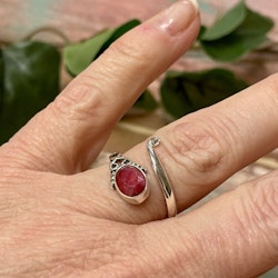 Rubin facetterad ring silver 925 (ställbar)