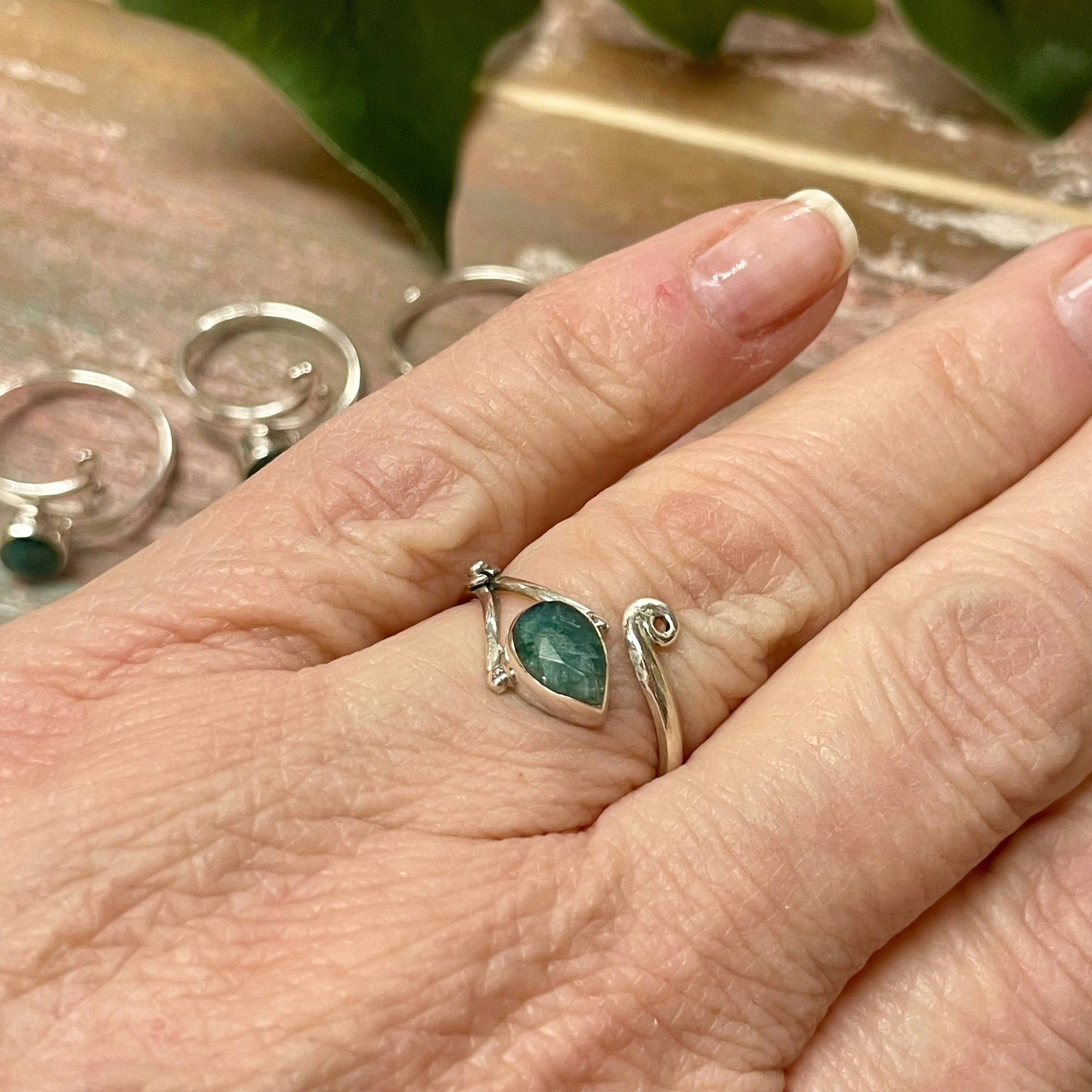 Smaragd facetterad ring silver 925 (ställbar)