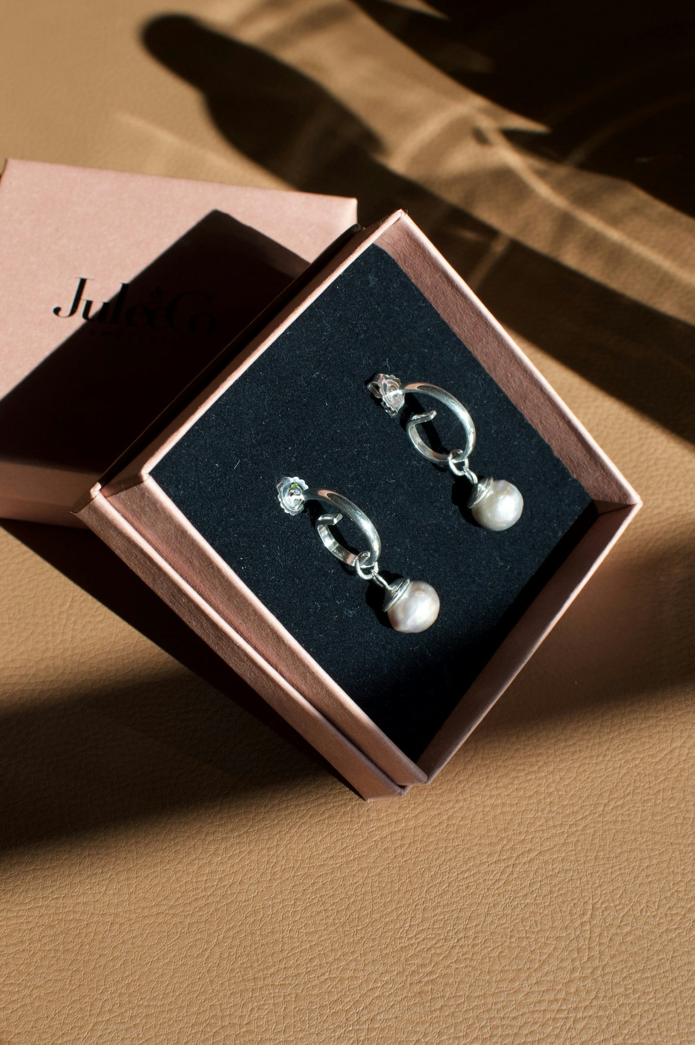 Hoops earrings med avtagbara pärlhängen, äkta pärlor och silver.