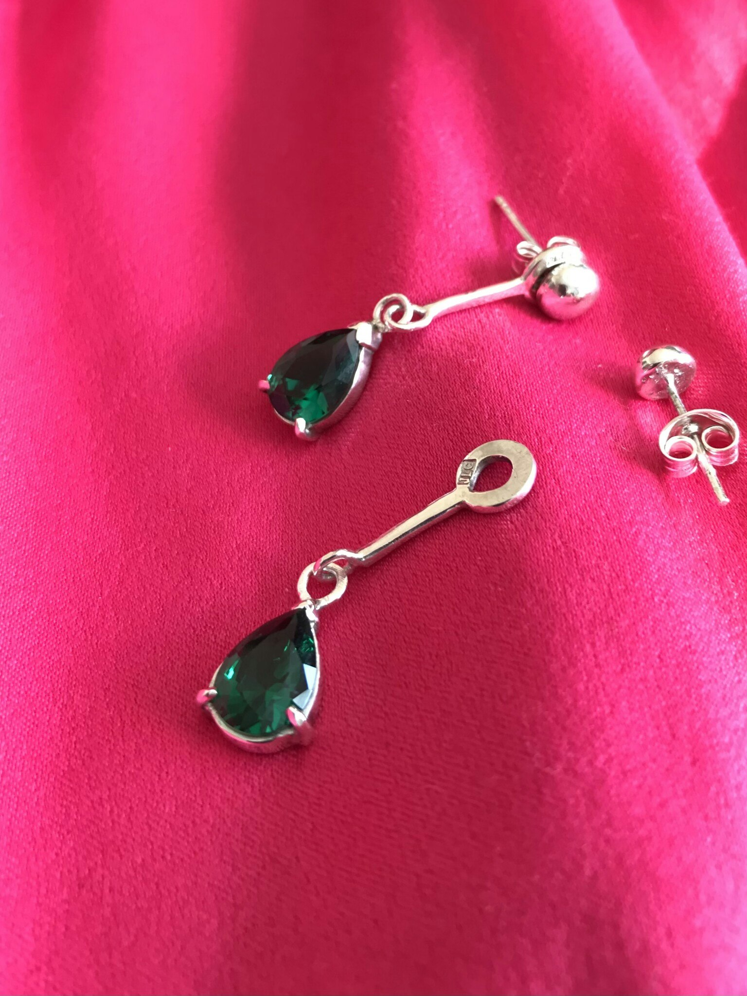 Smaragdgrön dropp örhängen som är avtagbar med kulstift örhängen 2 i 1.