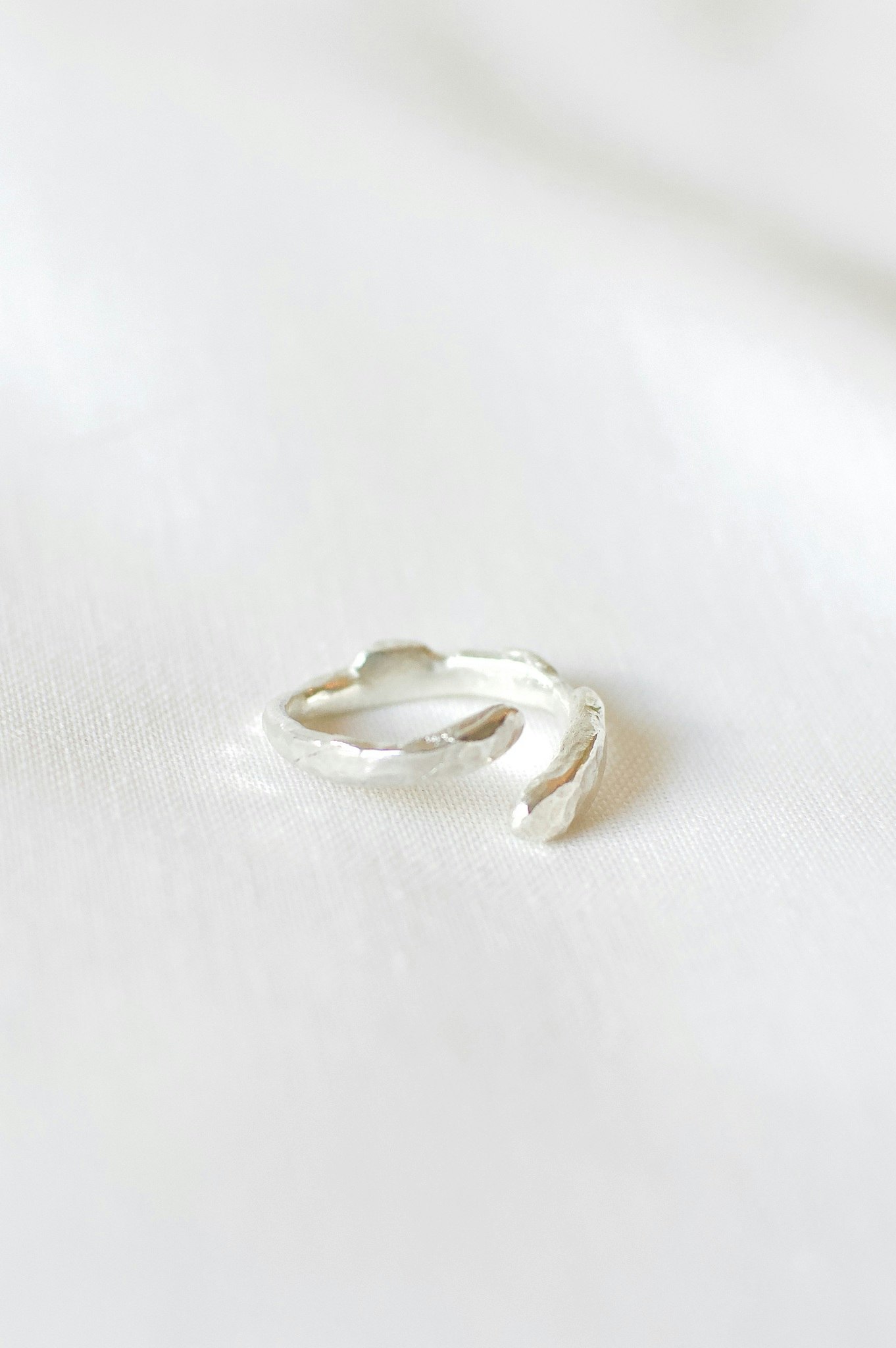 Öppen ring i sterling silver organisk raw minimalistisk handgjord