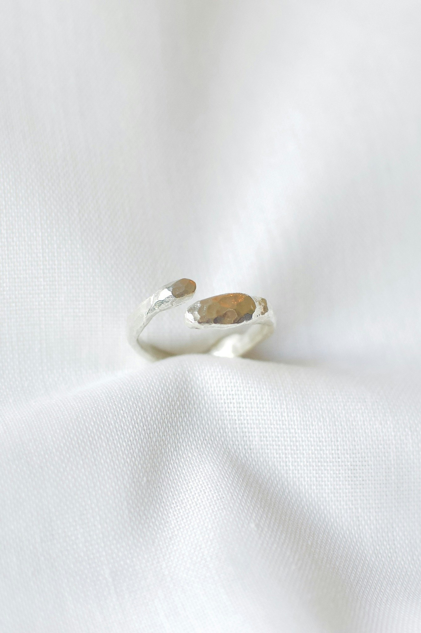 Öppen ring i silver organisk raw minimalistisk