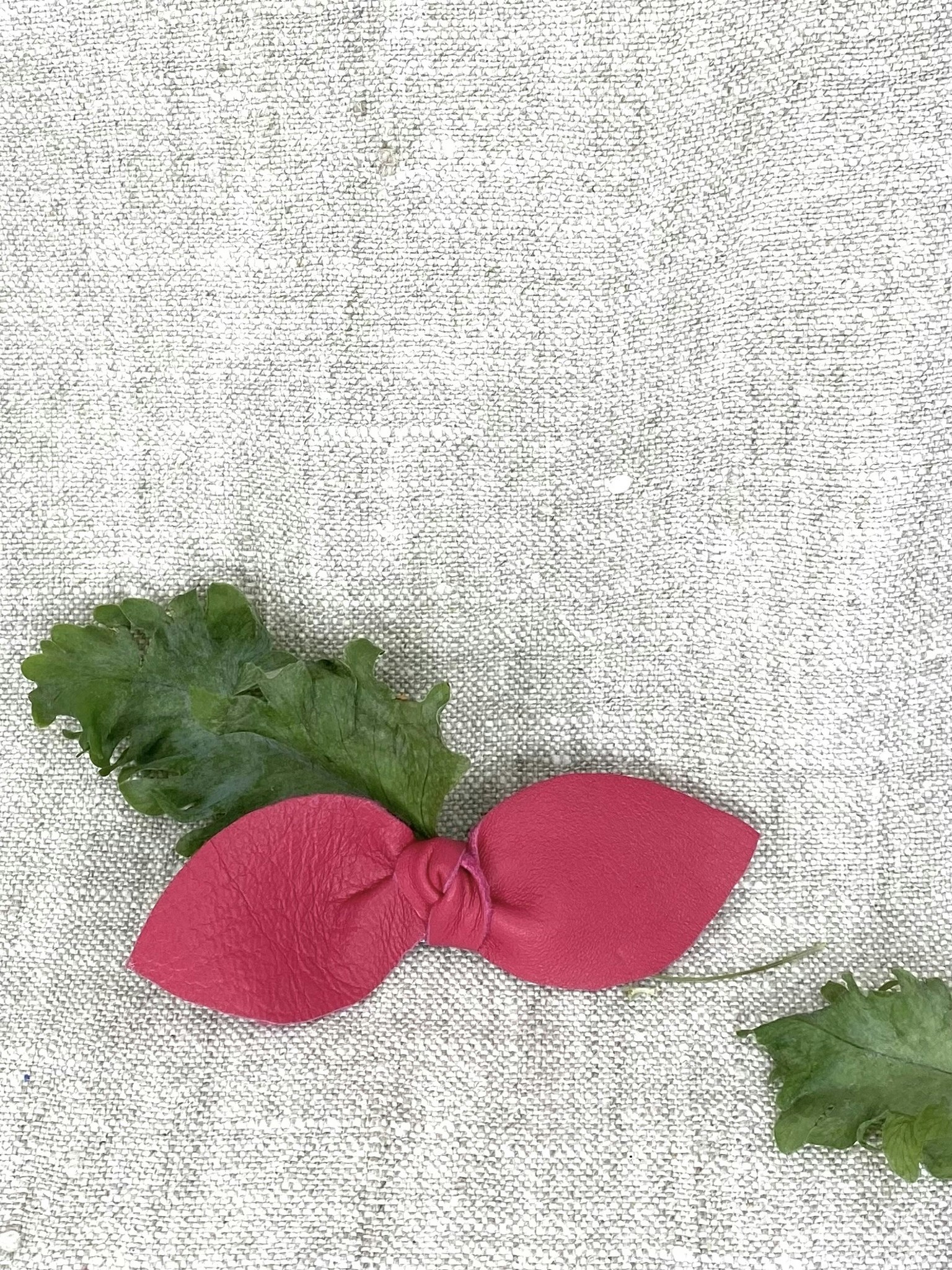 Ceriserosa rosett-spänne
