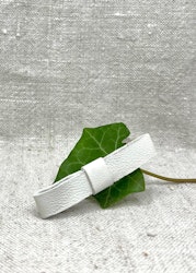 Hårklämma, liten med vit läderrosett