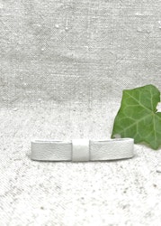 Hårklämma, liten med vit läderrosett