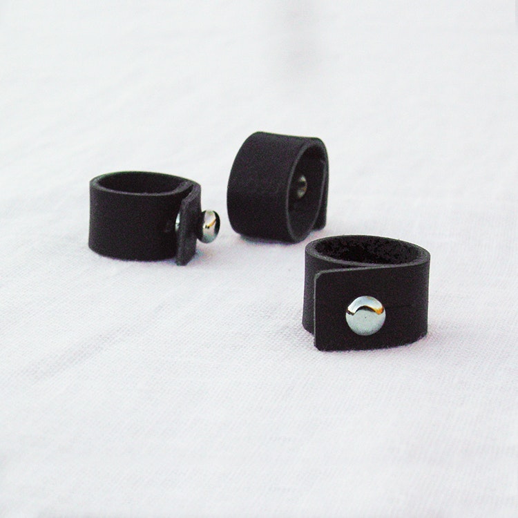 ring i svart läder