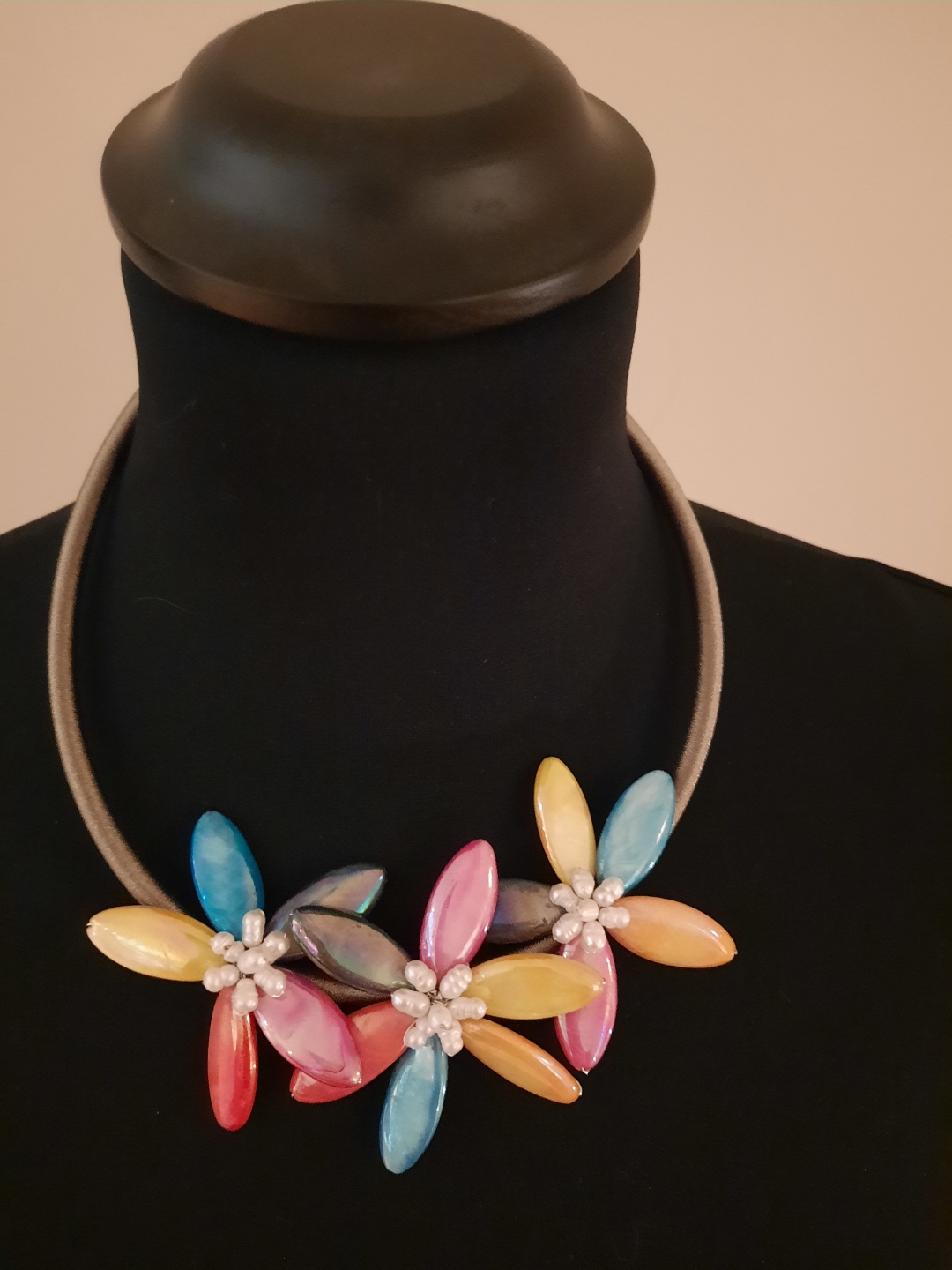 Made by Ester halsband 3 blommor pastell