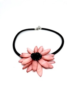 Made by Ester Halsband aprikos blomma