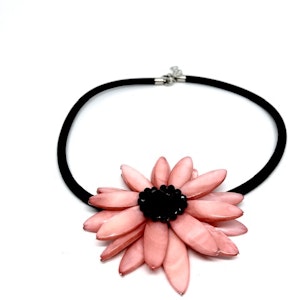 Made by Ester Halsband aprikos blomma