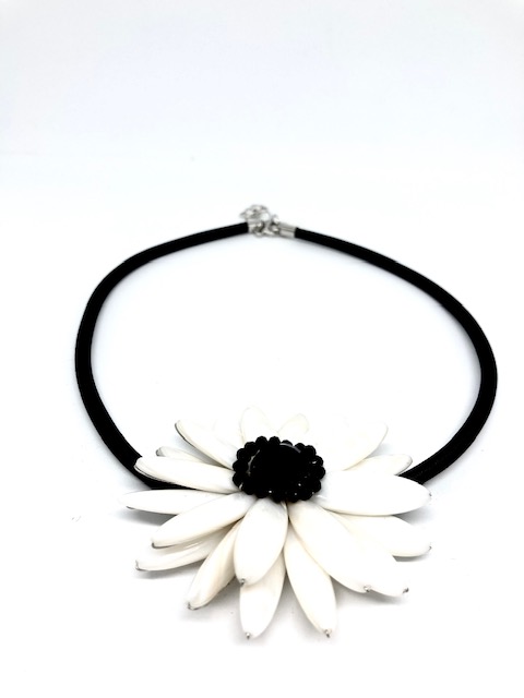 Made by Ester halsband vit blomma