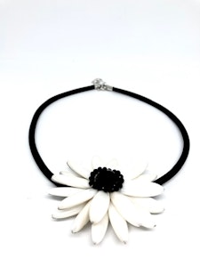 Made by Ester halsband vit blomma