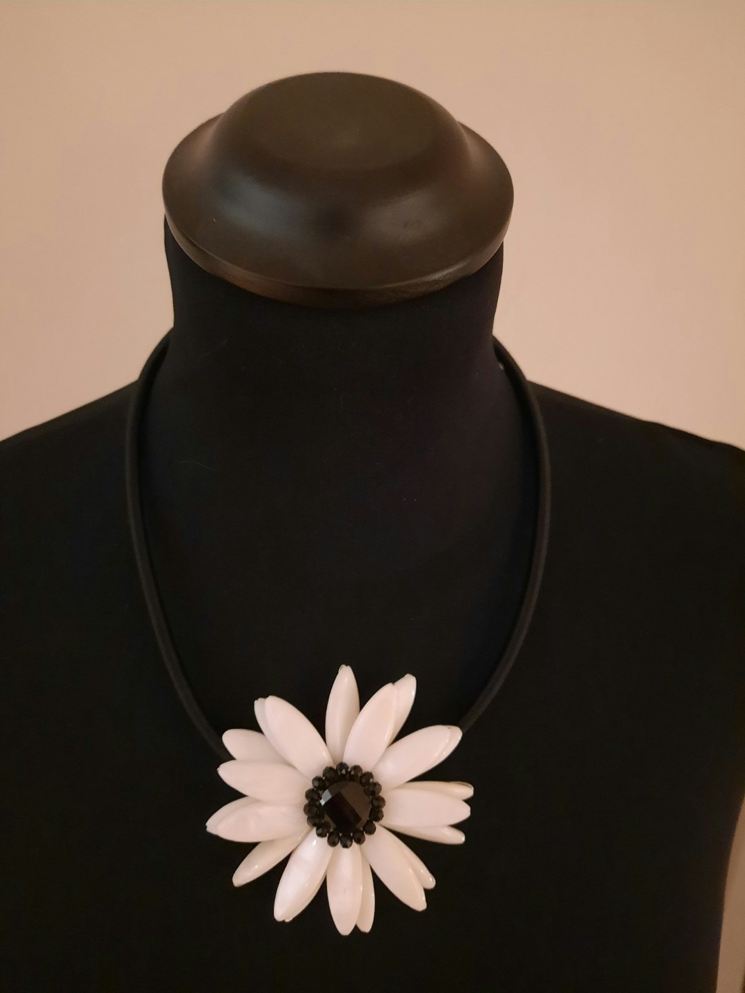 Made by Ester halsband vit blomma