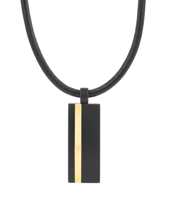 Moltas Läderhalsband med ett hänge i svart som har en detalj i guld från Arock