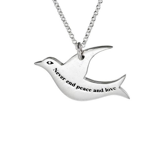 Fredsduva med sliverkedja Text Never end Peace and Love - EriCsson Ur och  Guld - Din Smyckesbutik på nätet