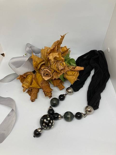 Halsband Bag Lady Svart/vita pärlor med en svart nätt sjal du hittar detta vackra smycke i vår Vintage- avd. EriCsson Ur och Guld