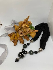 Halsband Bag Lady svart/vita pärlor
