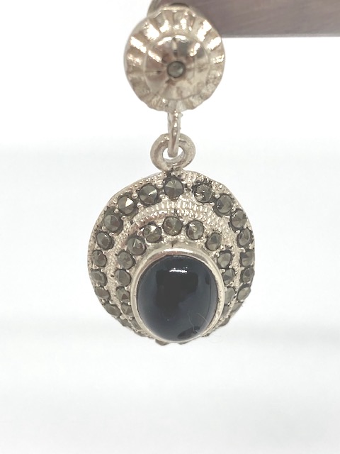 Klassiska Vintage örhängen i silver med onyxmsten och markasiter hos EriCsson Ur och Guld