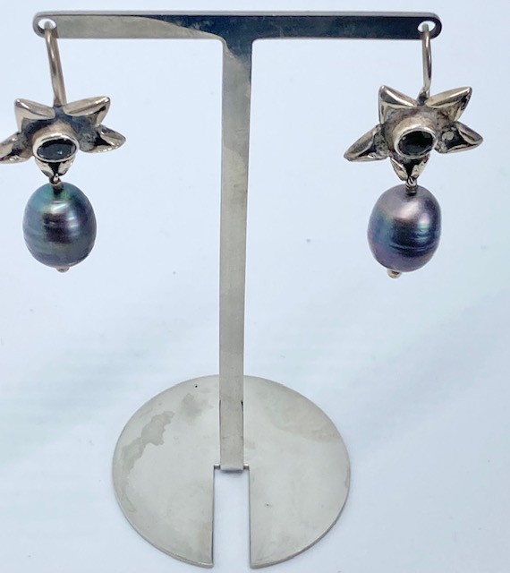 Vintage handgjorda silverörhänge med plommonfärgade pärla Design Mia Petra hos EriCsson Ur och Guld