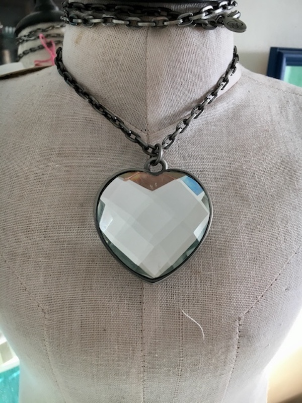 Stort kristall hjärta som hänger i en antik silver färgad kedja från 82