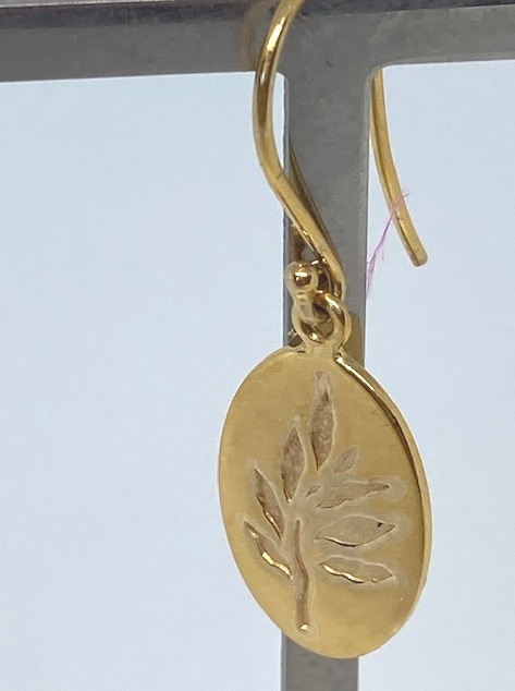 Julie Sandleu hängande guldförgylda silverörhänge med motiv av livetsträd