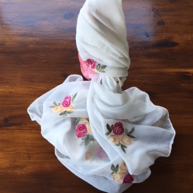 Vacker vit bomulls sjal med blommiga broderier hos EriCsson Ur och Guld