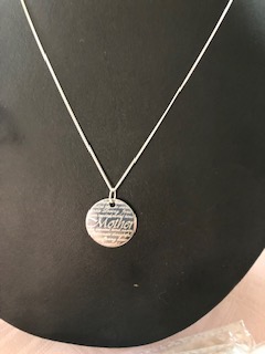 Mamma halsband I silver med vackert budskap graverat pop en platta hos EriCsson Ur och Guld
