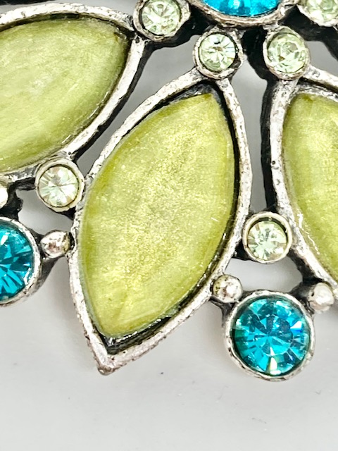 VintGE bijouteri brosch med vackra stenar. Färg grön och blå hos EriCsson Ur och Guld
