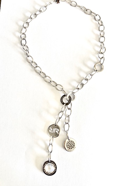 Vacker halsband från Rebecca med berlocker Design Alessandro Testi hos EriCsson Ur och Guld