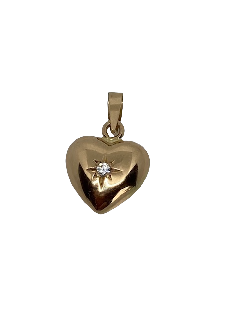 Litet vackert guldhjärta med  cubic zirkon sten i stjärnfattning hos EriCsson Ur och Guld