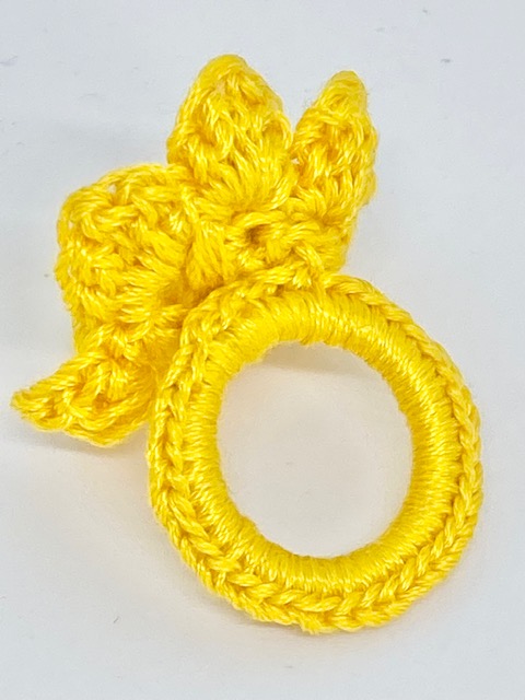 Vacker handvirkade gul ring med gul liten plastpärla Design JemasMix Hos Ericsson Ur och Guld