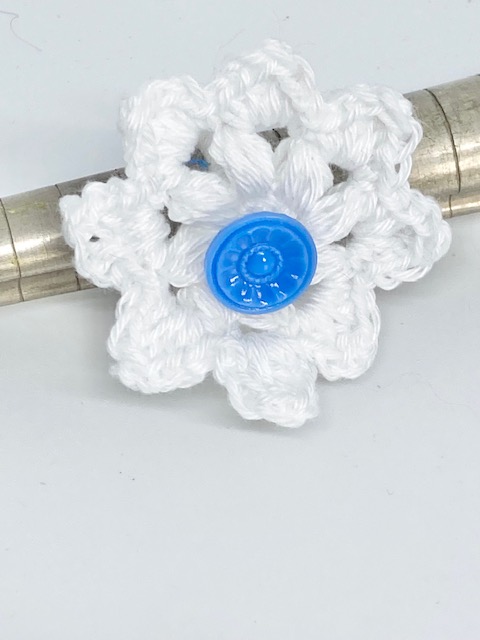 Handgjord vit virkad ring med blå dekorknspp Design JemasMix hos EriCsson Ur och Guld