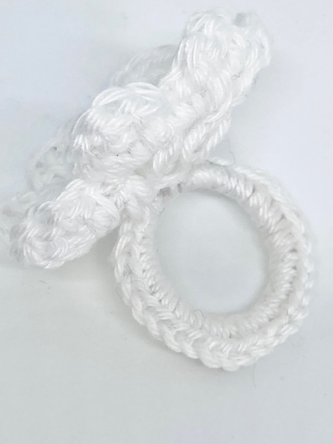 Handgjord virkad ring Material vitt bomullsgarn och invirkad silverring Design Jemas
