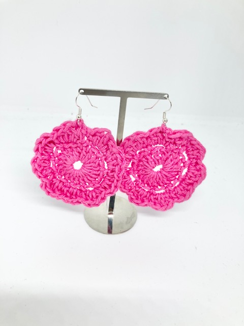 Handgjorda virkade örhängen motiv blomma. Material rosa-cerise bomullsgarn Design Jemasmix hos Ericsson Ur och Guld