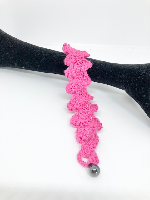 Handgjort rosa-cerise virkad armband spetsmönster Design JemasMix hos Ericsson Ur och Guld