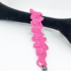 Handgjord rosa-cerise virkat armband