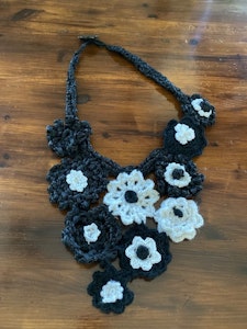 Handgjort virkat svart-vitt Blom-halsband