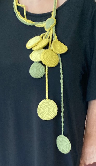 Handgjort virkat halsband i gul-grönt bomullsgarn Design Jemasmix hos Ericsson Ur och Guld