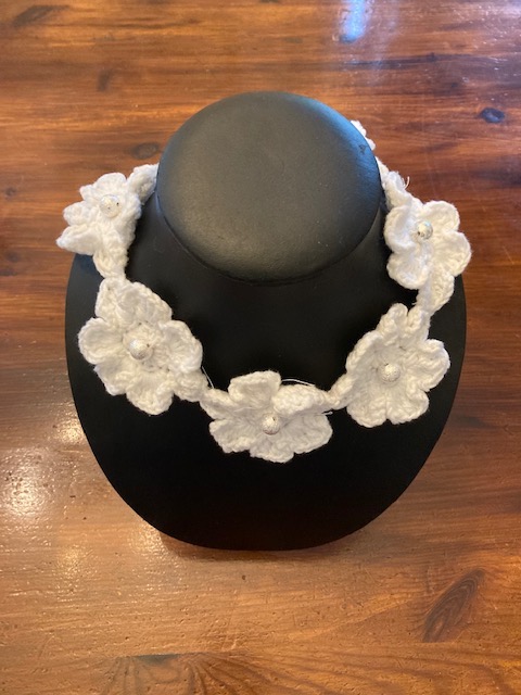 Romantiskt handgjort virkat halsband. Vita blommor Design Jemasimix hos Ericsson Ur och Guld
