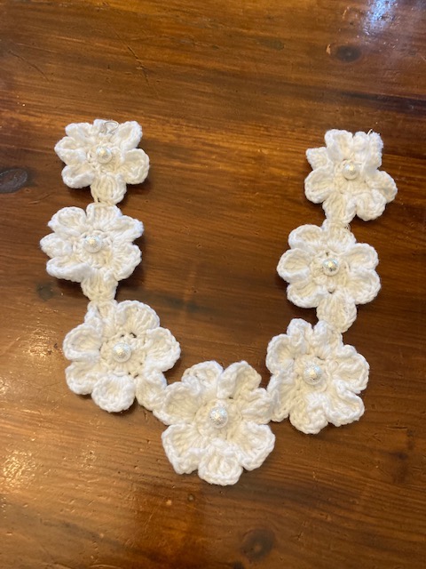 Romantiskt halsband av virkade vita blommor Design JemasMix hos Ericsson Ur och Guld