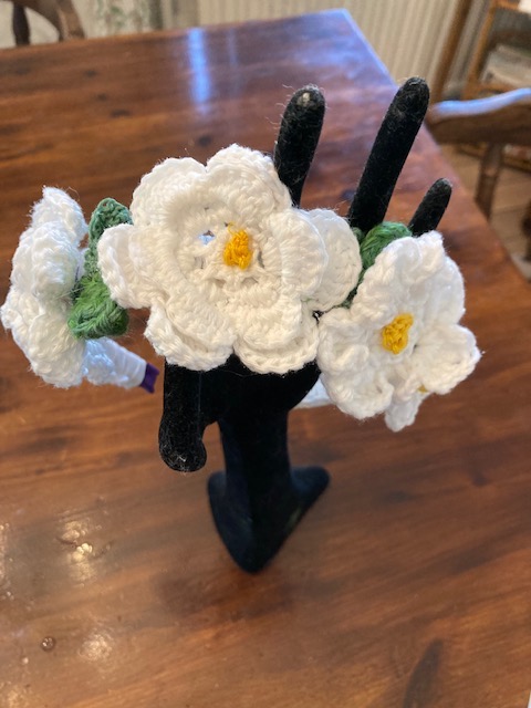 Blomdiadem: Virkade vita blommor och grön små blad pryder detta söta diadem Design JemasMix hos EriCsson Ur och Guld