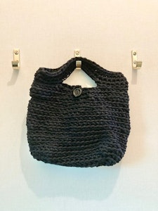 Trendig handgjord virkad svart väska