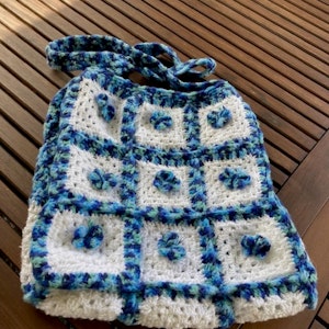Handgjord  blå/vit virkad väska i mormorsrutor