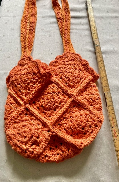 Handgjord orange virkad väska med rosor Design JemasMix hos Eri son Ur och Guld
