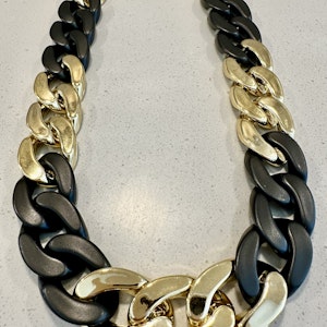 Köp By Odahl's svart/guld halsband!