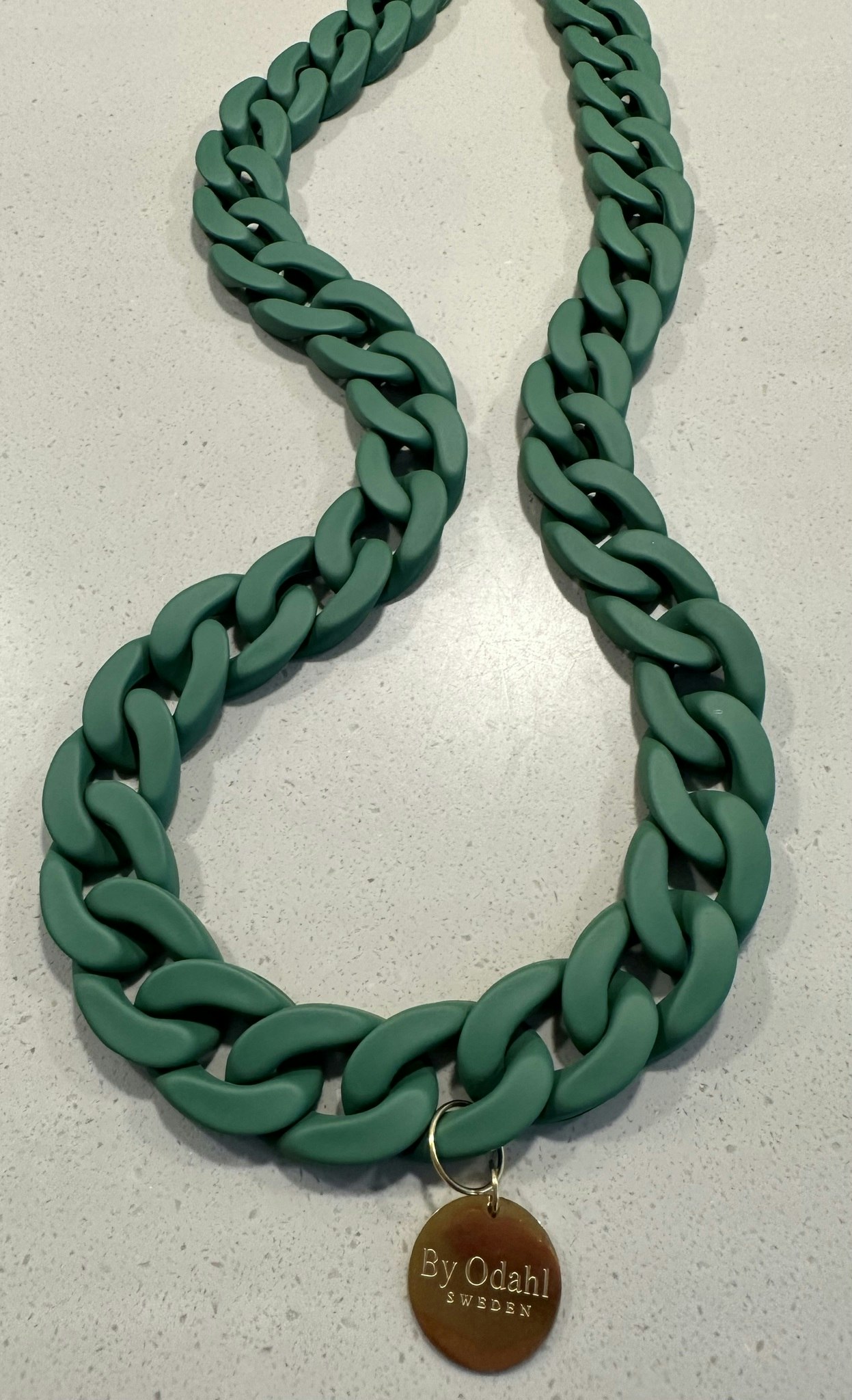 Grönt långt halsband by odahl återvunnen plast